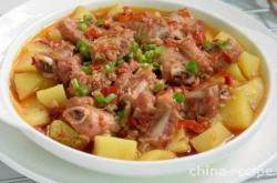 The method of steaming pork ribs with radish and potatoes