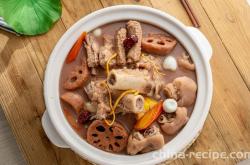 The method of making lotus root tube bone soup