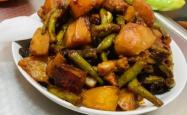 The method of stewing green beans and potatoes with pork belly