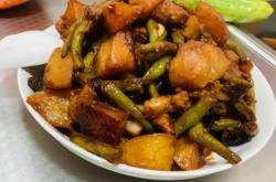 The method of stewing green beans and potatoes with pork belly