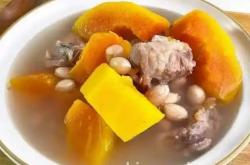 The method of making raw papaya soup with cylindrical bones