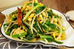 The method of stir frying chives with soybean sprouts