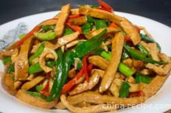 The method of stir frying dried pork with fragrant herbs