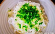 The method of making scallion oil and shredded radish