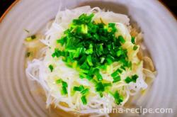 The method of making scallion oil and shredded radish