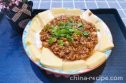 The method of steaming eggs and tofu with minced meat