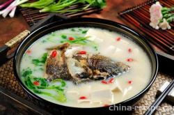 The method of making clear stewed fish head and tofu soup