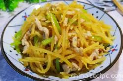 The method of stir frying shredded pork with potatoes