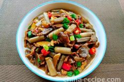 The method of stir frying duck maw with lotus root