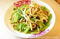 The method of stir frying celery with soybean skin