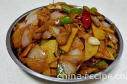 The method of stir frying scallions and potato slices with meat