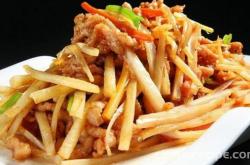 The method of stir frying shredded pork with lotus root