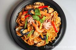 The method of making seafood braised noodles