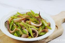 The method of stir frying celery with squid