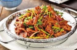 The recipe for stir frying cumin lamb with scallions