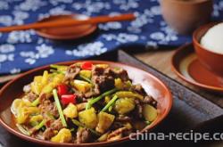 The method of stir frying beef with pickled peppers