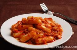 The method of stir frying rice cake with kimchi