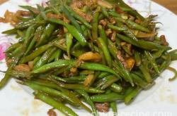 The method of stir frying shredded pork with green beans