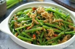 The method of stir frying shredded pork with chrysanthemum