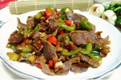 The recipe for stir frying chicken gizzards with home cooked green peppers