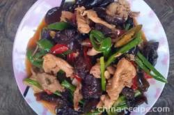 The method of stir frying rapeseed and fungus with lean meat