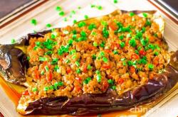 The recipe for grilling eggplant with garlic flavored minced meat