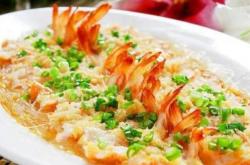 The method of steaming shrimp with garlic vermicelli