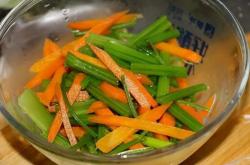 The recipe for stir frying celery with carrots