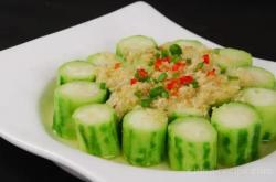 The method of steaming loofah with garlic paste