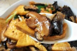 The method of making mushroom stewed tofu