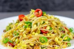 The method of stir frying soybean sprouts with vegetarian ingredients