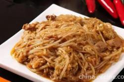 The recipe for stir frying vermicelli with chicken