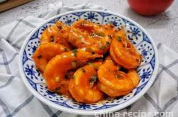 The method of braising sweet and sour shrimp with tomato