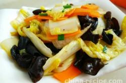 The method of stir frying black fungus with cabbage stems