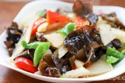 The method of stir frying yam and fungus