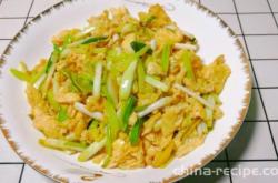 The method of stir frying eggs with garlic yellow