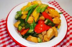 The method of stir frying diced chicken with okra