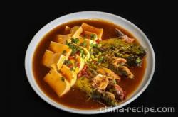 The method of cooking crucian carp with tofu