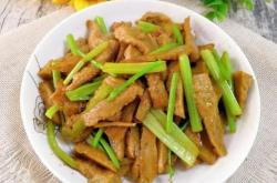 The method of stir frying celery with gluten