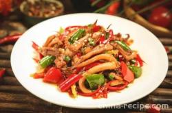 The method of stir frying squid with double peppers