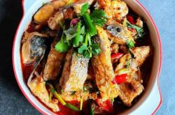 The method of stewing eggplant with grass carp