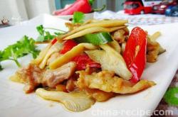 The method of stir frying pocket mushrooms with chili peppers