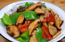 The method of stir frying pork slices with shiitake mushrooms