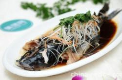 The method of making fermented black bean fish with tongs