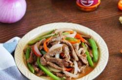 The recipe for stir frying beef tenderloin with green peppers and onions