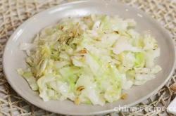 The method of stir frying cabbage with shrimp skin