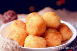 The method of frying mixed mashed potato balls