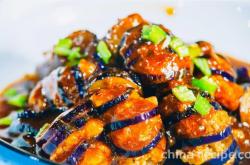 The method of sandwiching eggplant with meat