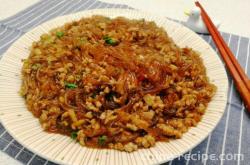 The method of stir frying vermicelli with minced garlic and meat