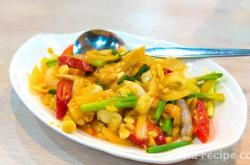 The method of stir frying squid with salted egg yolk